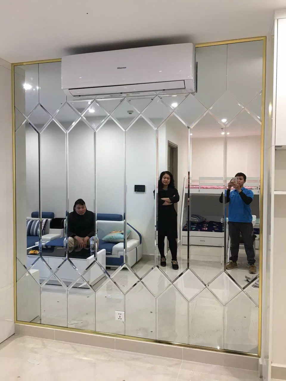 Gương trang trí ở phòng khách tại Quảng Ninh